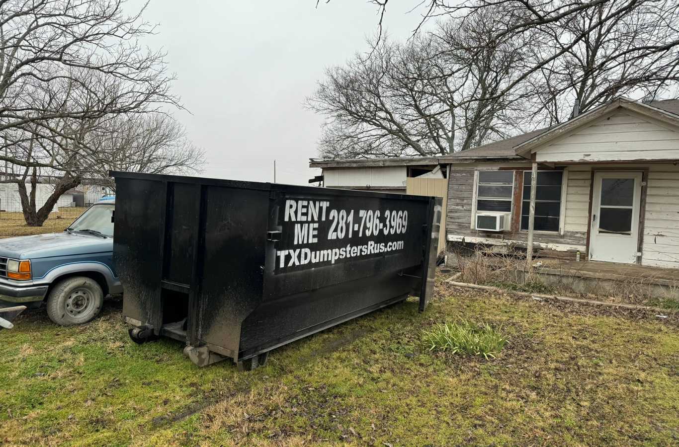 TX Dumpsters R Us team showcasing the benefits of construction dumpster rental in Kaufman, TX