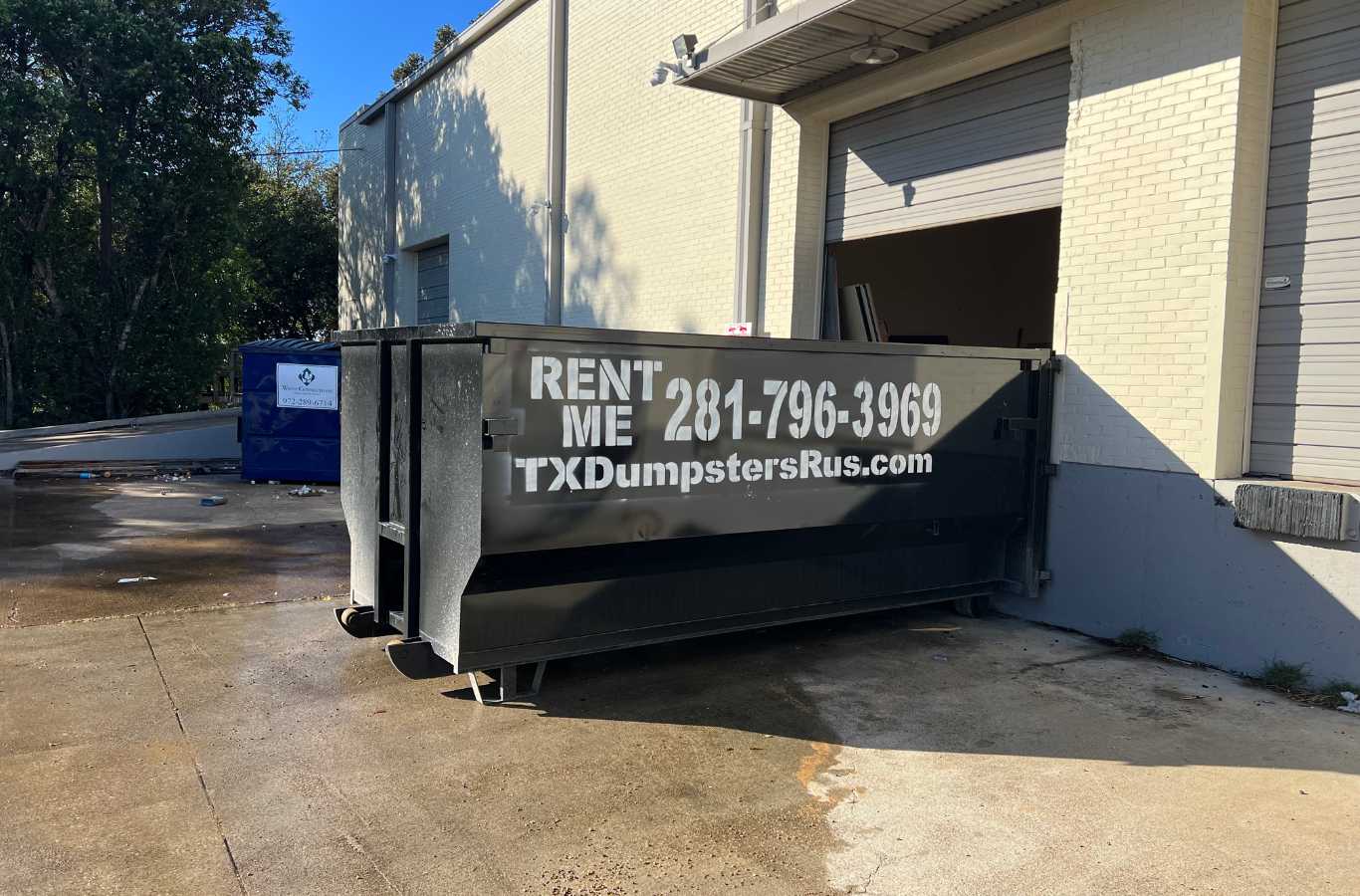 TX Dumpsters R Us employee explaining why to choose residential dumpster rental in Kaufman, TX, Residential Dumpster Rental Near Me